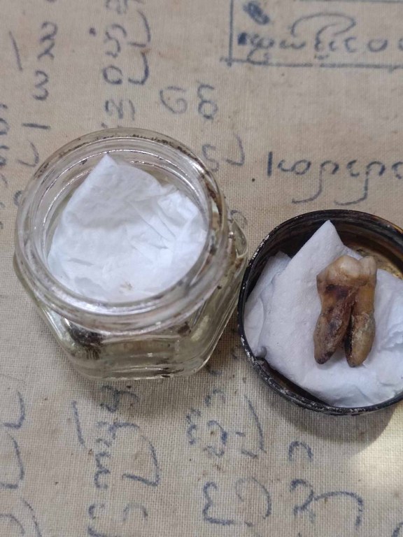 พระทันตธาตุ ครูบาน้อย วัดต๋อมใต้ จ.พะเยา ได้มาจากลุงมา อายุ 74 ปี (บันทึก พ.ศ.2567) เมื่อก่อนลุงมามีอาชีพขับรถตู้ในจังหวัดพะเยา ปัจจุบันให้ลูกชายขับแทน ลุงมาเคยเป็นศิษย์รับใช้ ขับรถส่งครูบาน้อยไปโรงพยาบาล หรือทำกิจของสงฆ์ หรือธุระอื่น ๆ