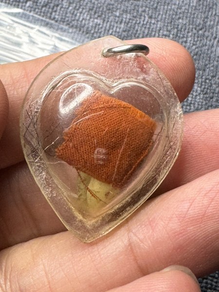 พระทันตธาตุครูบามั่ง วัดชัยสิทธิ จ. แพร่ ร.ต.อ.พิทักษ์ ได้มาจากคุณยุทธ อายุ 71 ปี อดีตทำงานไปรษณีย์ จ.แพร่ ในสมัยนั้น ร.ต.อ.พิทักษ์ ทำงานใน จ.อุตรดิตถ์ และคุณยุทธเป็นศิษย์และเป็นญาติกับครูบามั่ง คุณยุทธ ได้พระทันตธาตุนี้ มาในปี 2537