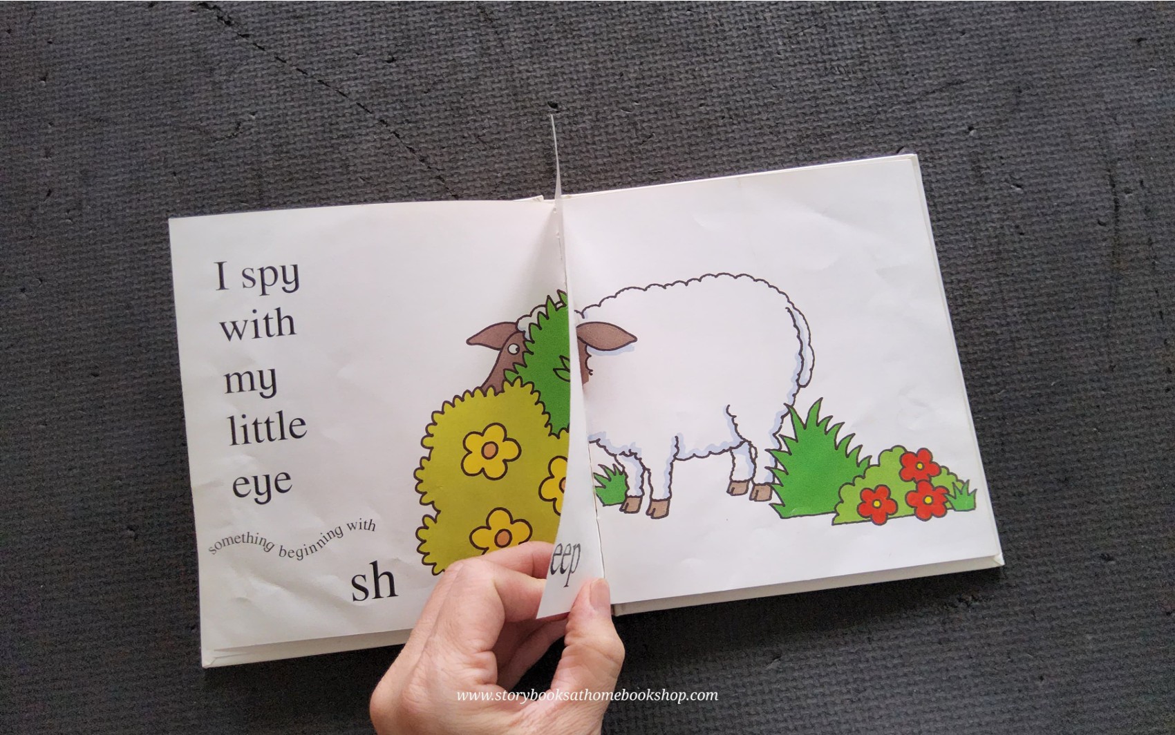 หนังสือนิทานปกแข็ง FLAP BOOK** 🍅🍓ON THE FARM: I SPY WITH MY LITTLE EYE..
