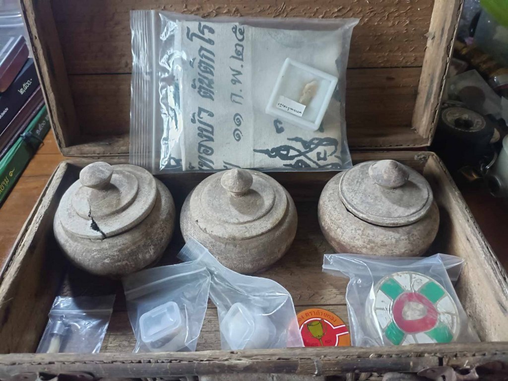 พระทันตธาตุ ครูบาสม วัดเมืองราม จ.น่าน ได้มาจากคุณวินัย อายุ 84 ปี อดีตนายอำเภอหลายพื้นที่ ได้พระทันตธาตุนี้มาปี 2542 จากนายสมชาย เป็นลูกน้อง ปัจจุบันนายสมชายเสียชีวิตแล้ว นายสมชายได้รับมาจากพระรับใช้ครูบาสม ซึ่งได้รับพระทันตธาตุมาจากมือครูบาสม