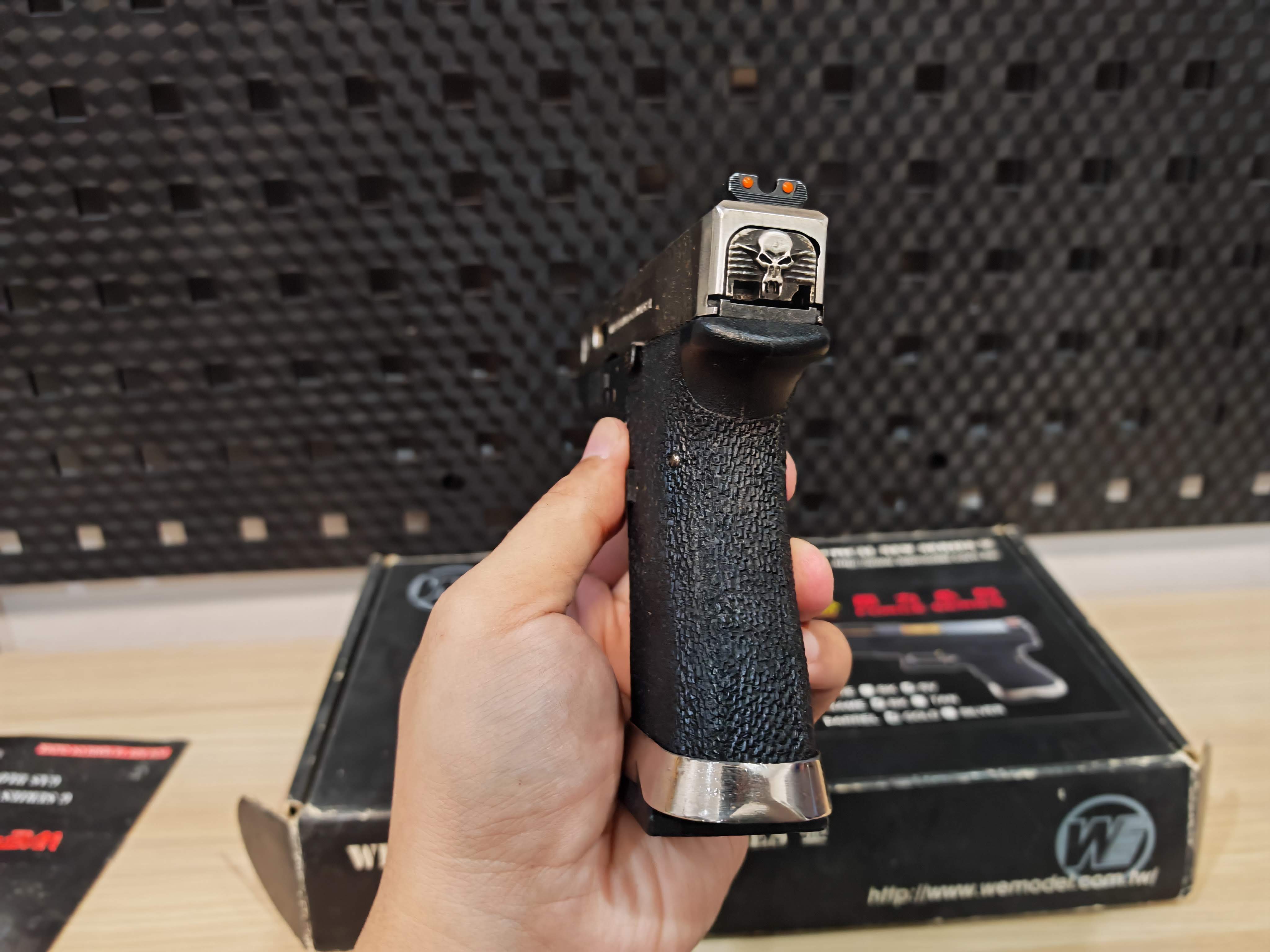 WE Glock19 G-Force Custom เฟรมดำ สไลด์เงิน ลำกล้องทอง GBB BB Gun บีบีกัน แบบแก๊ส ปืนอัดลม มือสอง Airsoft Gun