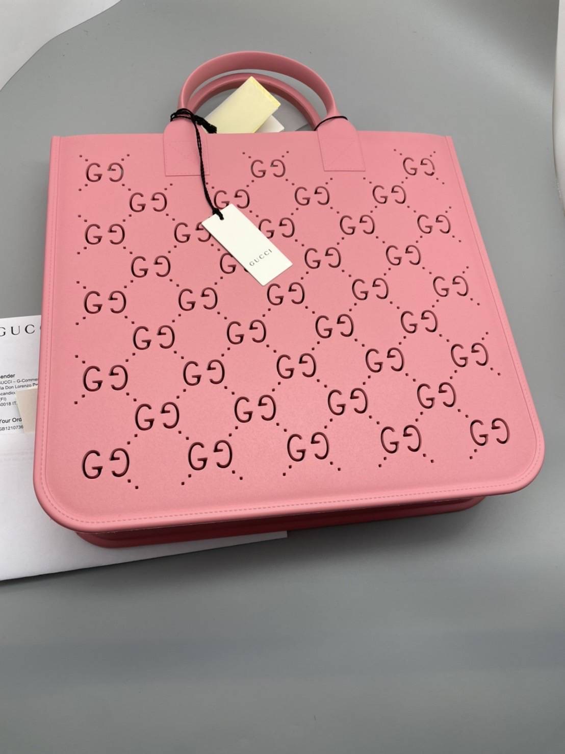 New Gucci GG Rubber Tote ตัวกระเป๋าวัสดุเป็น Rubber ใส่ notebook / ipad / เอกสาร ได้ทุกสิ่ง น่ารักมากค่ะ