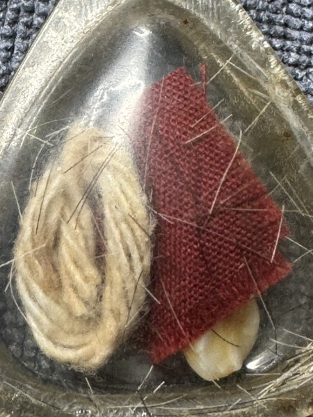 พระทันตธาตุครูบาดวงดี วัดท่าจำปี จ.เชียงใหม่ ร.ต.อ.พิทักษ์ ได้มาจากอดีตพ่อกำนันคม อายุ 72 ปี เคยเป็นกำนันใน อ.ดอยหล่อ จ.เชียงใหม่ ระหว่าง ปี 2552-2560 พ่อกำนันคม เป็นลูกศิษย์ครูบาดวงดี วัดท่าจำปี พ่อกำนันได้รับพระทันนตธาตุนี้มาเมื่อปี 2553