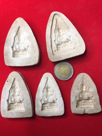 แม่พิพม์พระพุทธชินราช ได้มาจากคุณครูท่านหนึ่ง บอกว่าคุณพ่อได้มาจาก ท่่านที่เป็นคณะกรรมการวัด วัดป่าดอนมูล ใช้สำหรับปั๊มมวลสารชานหมากเกศา หลวงปู่คำแสน คุณาลังกาโร เพื่อแจกศรัทธา