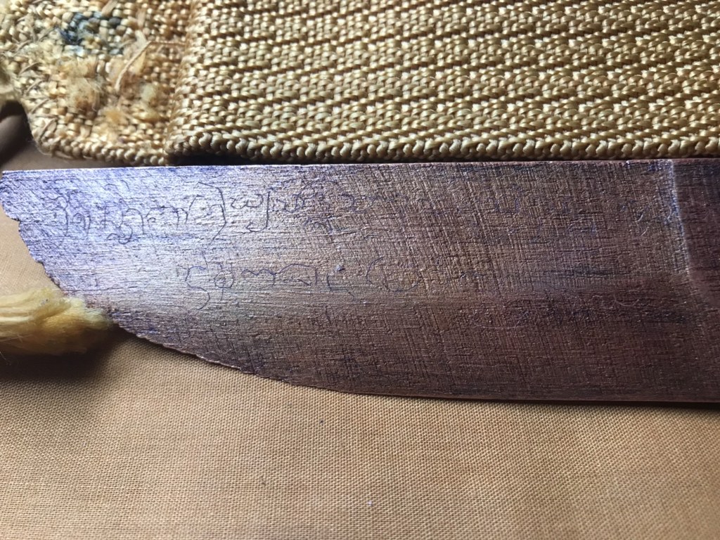 ผ้าจีวร รัดประคต และมีดไม้ (มีดแหก) ครูบาวงศ์ ได้มาจากอดีตพระวัดพระพุทธบาทห้วยต้ม ชื่อพระจอดี้ ปัจจุบัน (บันทึก เดือน พ.ค.2566) พระจอดี้ท่านสึกมาได้ 5-6 เดือนแล้ว ท่านเล่าว่าผ้าจีวรชุดนี้ ท่านได้มาประมาณปี 2537 บวก/ลบ 2-3 ปี เพราะท่านจำไม่ค่อยได้แล้ว