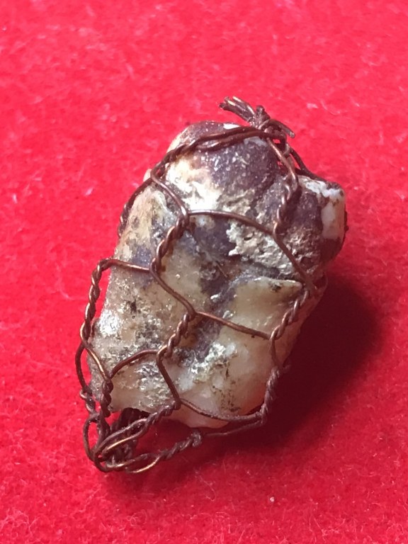 พระทันตธาตุ ครูบาดวงทิพย์ วัดสันป่ายาง อ.แม่แตง จ.เชียงใหม่ องค์นี้เจ้าของเดิมคือ พ่อหนานคำ เป็นหมอยารักษาแบบพื้นบ้านล้านนา เสียชีวิตแล้วเมื่อปี 2530 ต่อมาได้สืบทอดตกมาอยู่ที่จ่าณรงค์ เป็นตำรวจอยู่ อ.แม่แตง จ.เชียงใหม่ ปัจจุบันอายุ 58 ปี (พ.ศ.2566)