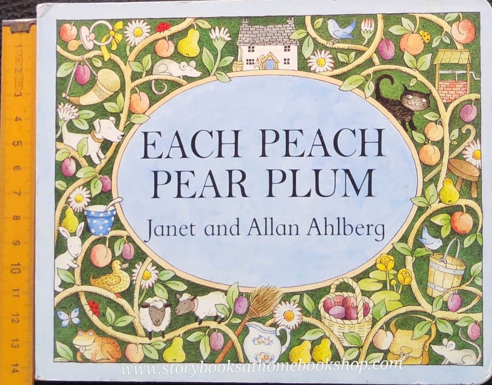 RECOMMENED BOOK **BOARD BOOK** 🍅EACH PEACH PEAR PLUM BY JANET AND ALLAN AHLBERG