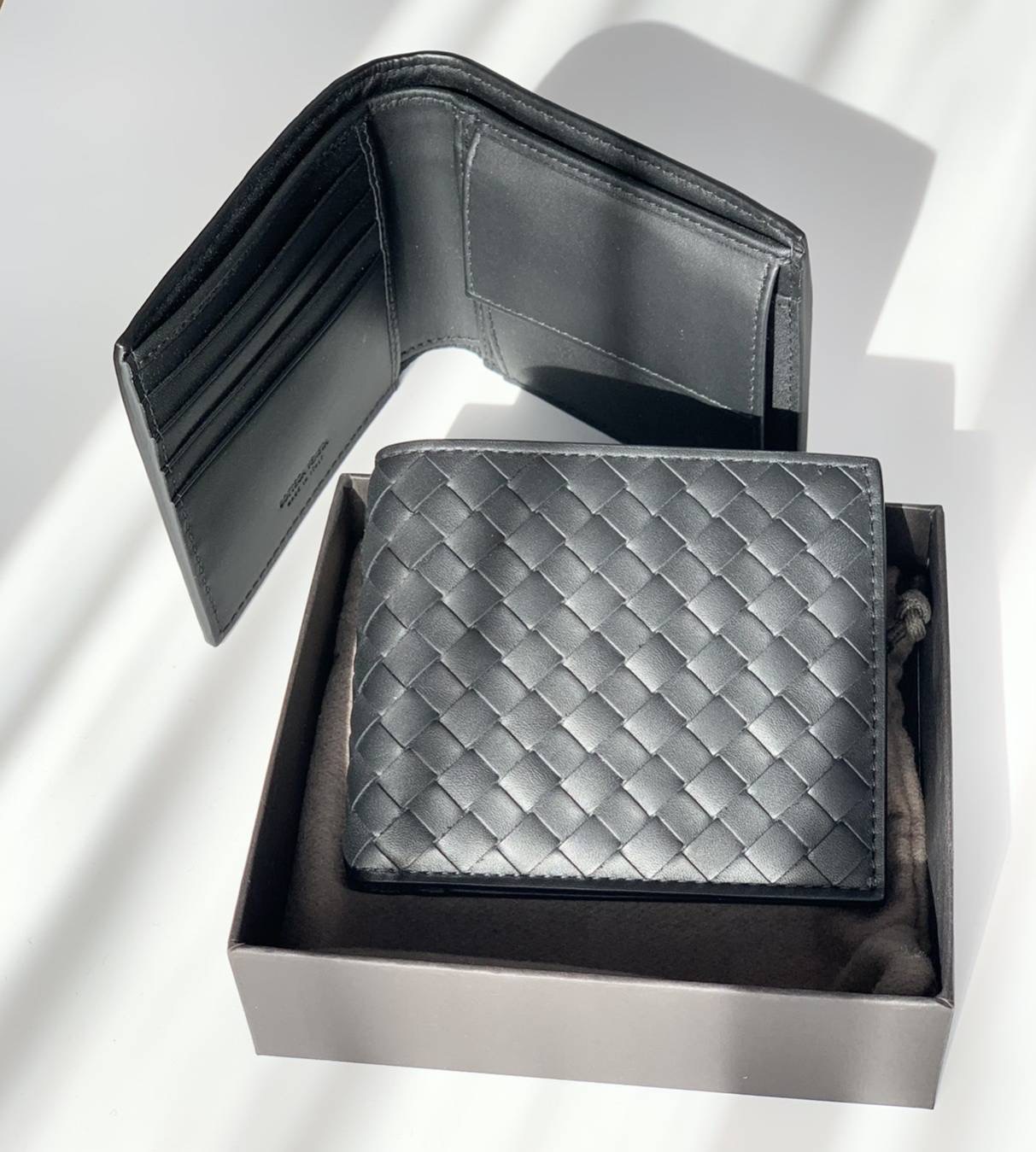 ใบสั้น 4 การ์ด รุ่นใหม่เหรียญ New Bottega Veneta Men wallet w/ coin pocket รุ่นใส่เหรียญ, 4 cards Color: Black อปก ถุงผ้า แคร์การด กล่องscreen copy rec