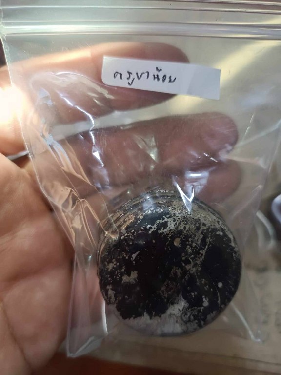 พระทันตธาตุ ครูบาน้อย วัดต๋อมใต้ จ.พะเยา ได้มาจากลุงมา อายุ 74 ปี (บันทึก พ.ศ.2567) เมื่อก่อนลุงมามีอาชีพขับรถตู้ในจังหวัดพะเยา ปัจจุบันให้ลูกชายขับแทน ลุงมาเคยเป็นศิษย์รับใช้ ขับรถส่งครูบาน้อยไปโรงพยาบาล หรือทำกิจของสงฆ์ หรือธุระอื่น ๆ