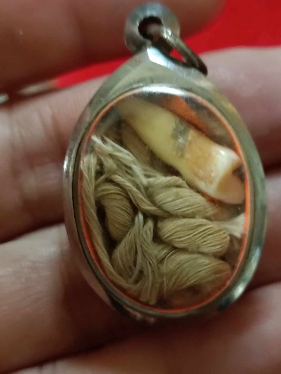 พระทันตธาตุ ครูบาบุญมา วััดบ้านฮวก ต.ภูซาง จ.พะเยา ได้มาจากคุณจักรกฤษณ์ฯ อายุ 45 ปี ได้รับมาจากคุณพ่ออีกทอดหนึ่ง ชื่อสุงเกิด เสียชีวิตเมื่่อ พ.ศ. 2558 ลุงเกิดมีอาชีพ ตำรวจเก่า ใน อ.ภูซาง ท่านเป็นลูกศิษย์คูบาบุญมา ได้รับพระทันตธาตุมาในปี 2548