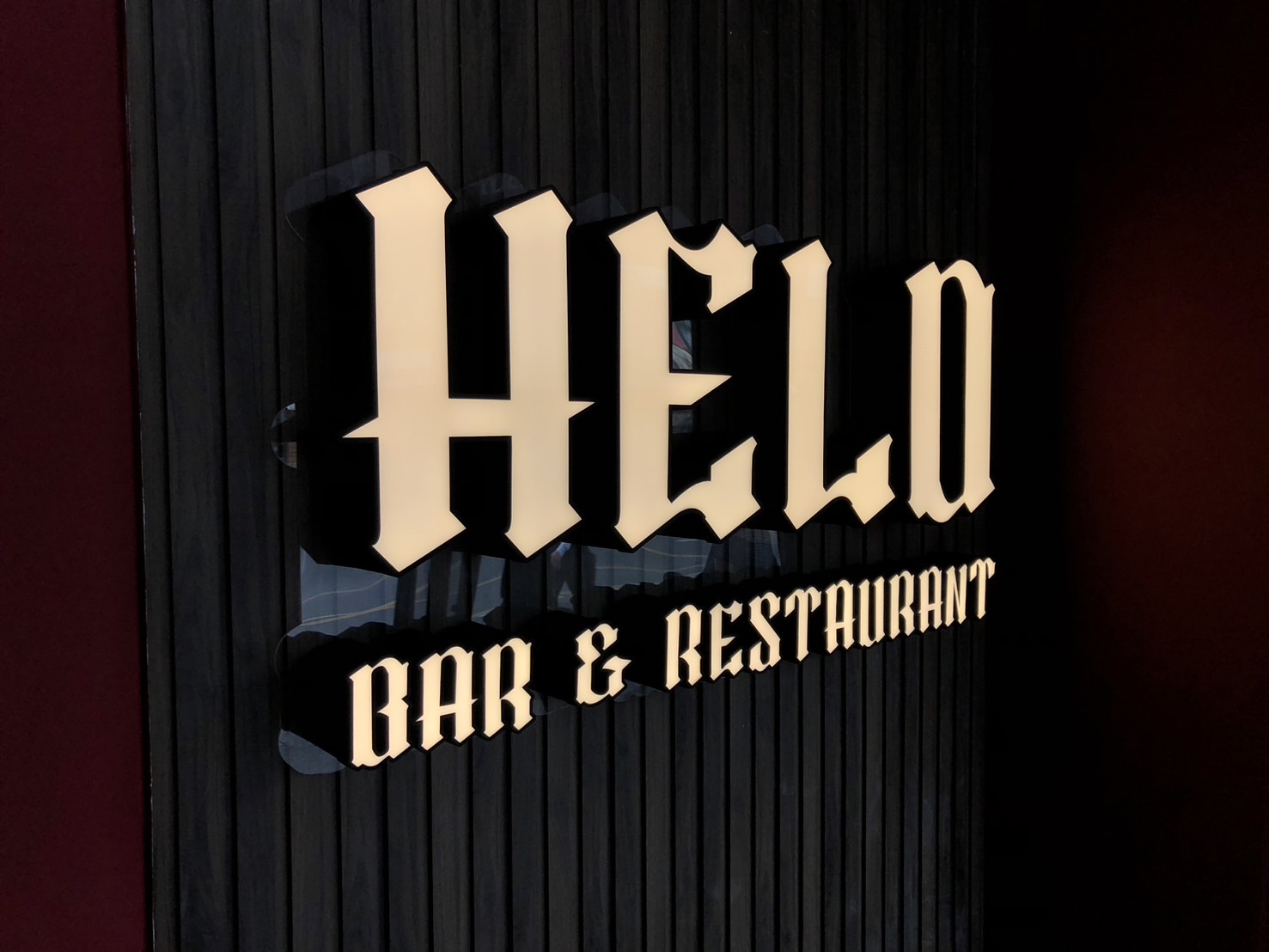 ป้ายอักษรไฟออกหน้า HELO