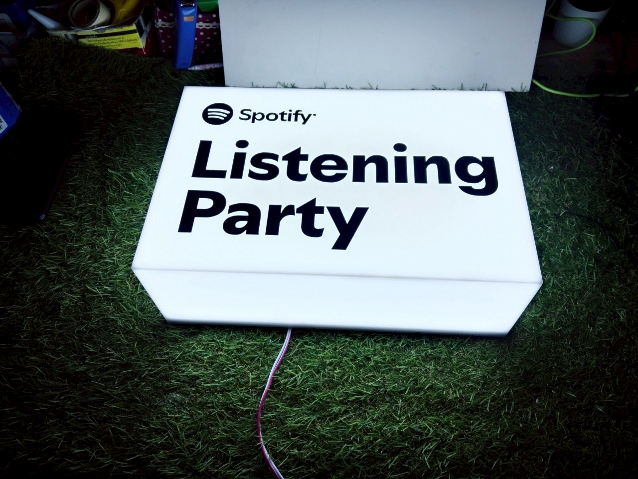 ป้ายกล่องไฟอะคริลิคแสงออกรอบตัว