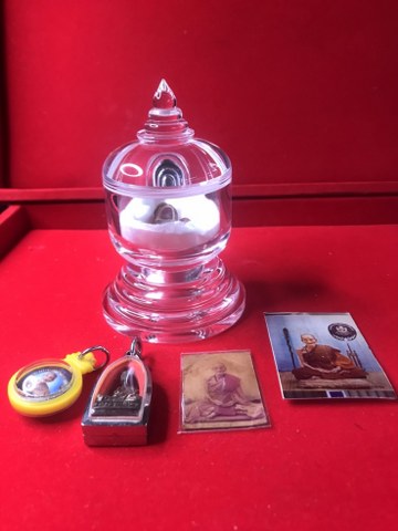 ๑. พระทัตธาตุ ครูบาแก้ว สุทโธ ๒.รูปถ่ายด้านหลังติดจีวร ๓. ล็อกเกตรุ่นแรก ปี ๑๘ ๔. เม็ดประคำจำนวน ๑ เม็ด ๕. รูปถ่ายด้านหลังติดพลอยคำ และ ๖.รูปหล่อรุ่น ๑ ของหลวงปู่แก้ว สุทโธ วัดดอยโมคลาน จ.เชียงใหม่