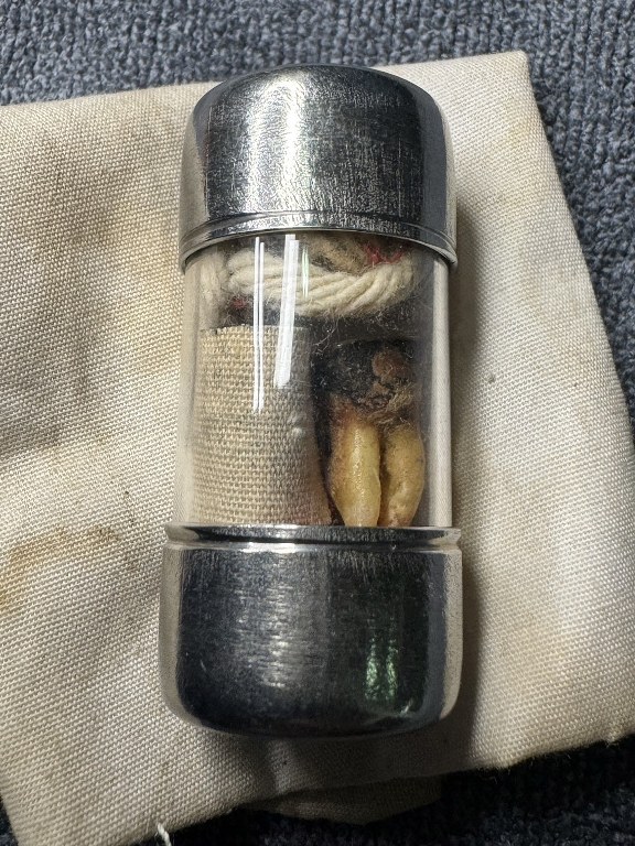 พระทันตธาตุ ครูบาอินทร์ องค์นี้ได้มาจากคุณลุงประเสริฐ อายุ 82 ปี ปัจจุบันยังมีชีวิตอยู่ ลุงประเสริฐ ได้มาจากพ่อผาคำ ซึ่งเสียชีวิตแล้ว พ่อผาคำเป็นศิษย์เรียนวิชา และรับใช้ครูบาอินทร์ ลุงประเสริฐ ได้รับพระทันตธาตุมาจากพ่อผาคำเมื่อปี 2545