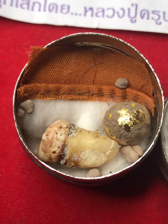 พระทันตธาตุ ครูบาสิทธิ วัดปางต้นเดื่อ อ.แม่อาย จ.เชียงใหม่ เจ้าของเดิมชื่อคุณบอม เคยเป็นเภสัชโรงพยาบาลสันทราย จ.เชียงใหม่ ปัจจุบันอายุ 47 ปี (บันทึก พ.ศ.2566) เคยเป็นศิษย์และนับถือครูบาสิทธิตั้งแต่ปี 2549 - 2555 จนครูบาสิทธิท่านมรณภาพ