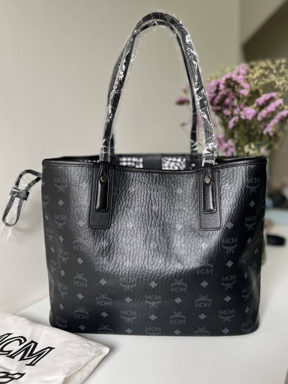 New MCM MEDIUM REVERSIBLE SHOPPER ใช้ได้ 2 ด้าน Sz. ใบแม่ 14” (L) x 11” (H) x 6” (W) ปากบน 17” อุปกรณ์.ถุงผ้า/การ์ดเปล่า
