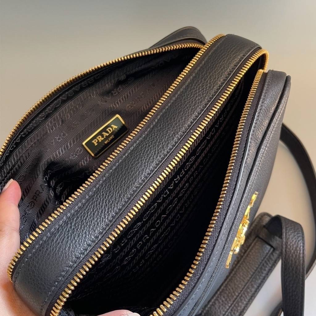 Lot นี้ราคาเดิมนะคะ รอบหน้าราคาใหม่จ้า New Prada Camerabag 2ซิป หนังดำอะไหล่ทอง น้ำหนักเบา ใส่ของได้เยอะ สายปรับได้