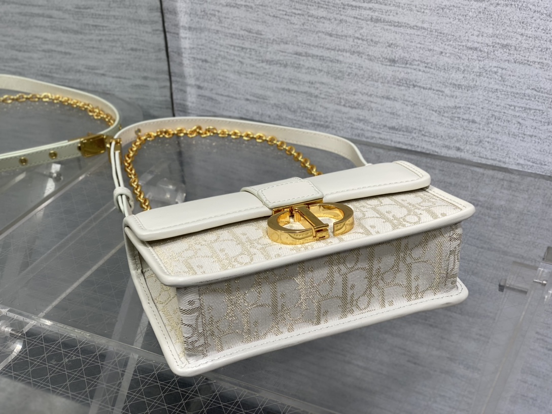 [Pre-order]กระเป๋าDior East-West 30 Montaigne หนังลูกวัวแบบเรียบและผ้าเดนิมลาย Dior Oblique งานเกรด Vip คุณภาพดีที่สุด