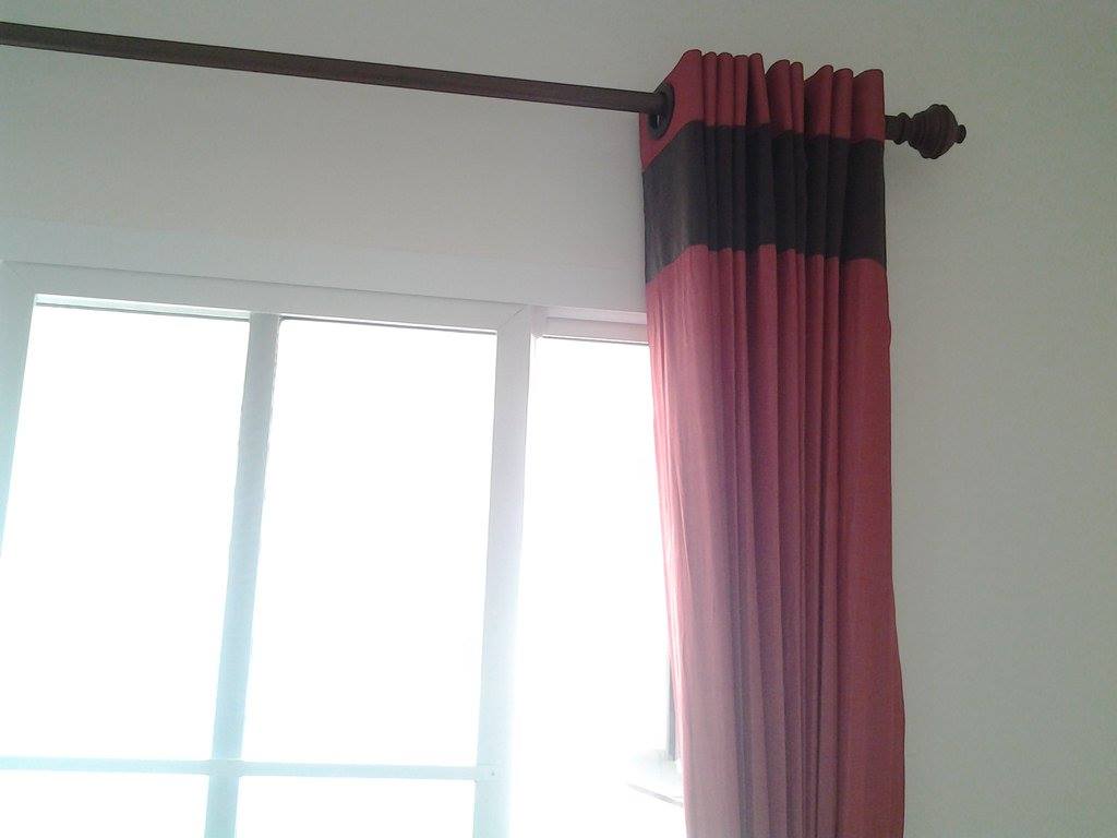 ผ้าม่านตาไก่ ผ้าม่านพับ สีแดงตัดสีดำ