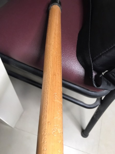 ไม้เท้าหลวงปู่ครูบาชัยยะวงศา วัดพระพุทธบาทห้วยต้ม จารตลอดด้าม ด้ามนี้ได้มาจากคุณลุงพิษณุฯ ชาวกะเหรี่ยงชาวห้วยต้ม คุณลุงได้มาเมื่อตอนอยู่ที่กุฏิกับหลวงปู่ จำปีไม่ได้ ผมได้เช่าวัตถุมงคลหลายอย่างมาจากคุณลุง