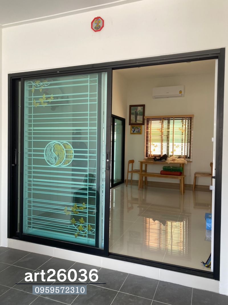 เหล็กดัดสีอบพร้อมมุ้งลวด ลายปลาวงกลม กระจกบานเลื่อนสองสี