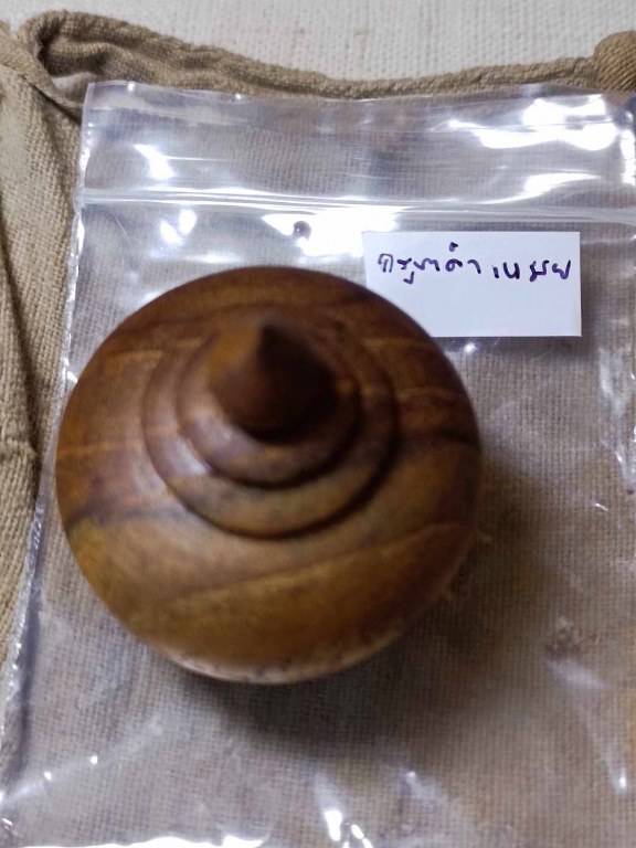 พระทันตธาตุครูบาเหมย วัดศรีดงเย็น อ.ไชยปราการ จ.เชียงใหม่ พระทันตธาตุองค์นี้ได้มาจากลุงวิทูรย์ อายุ 82 ปี อดีตเคยเป็นครูสอนโรงเรียนไชยปราการ คุณครูท่านเป็นลูกศิษย์ครูบาคำเหมย ตั้งแต่ปี 2525 ท่านได้รับจากมือครูบาเหมย เมื่อปี 2529