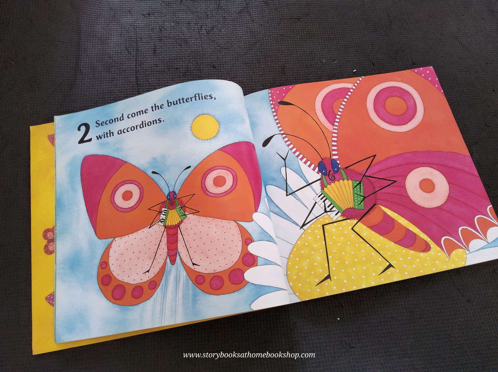 หนังสือนิทานปกอ่อน** 🍅🍓CREEPY CRAWLY CALYPSO WITH CD