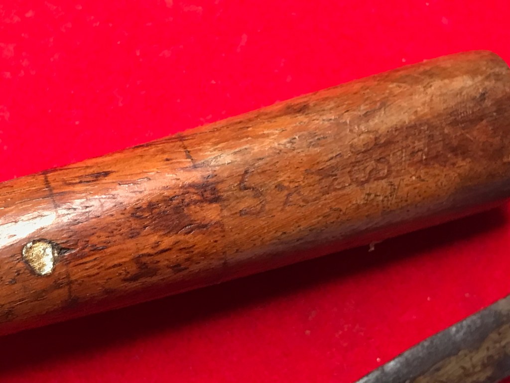 มีดหมอ มีรอยจาร และมีดทำน้ำมนต์ ครูบาชัยยะวงศา ได้มาจากลูกศิษย์ครูบาวงศ์ ปัจจุบัน อายุ 58 ปี ท่านเป็นหมอยารักษาชาวบ้านแถวนั้น ชื่อหนานวิระชัย หรือชาวบ้านเรียกว่าหมอวิระชัย เคยบวชเรียนที่วัดห้วยต้ม ตั้งแต่เป็นเณร เมื่อปี 2525 ถึงปี 2545