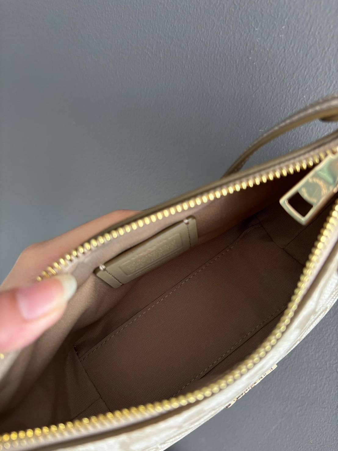 New Coach Zip Top Crossbody Bag ขนาด 6” (L) x 5.25” (H) x 3.25 (W)