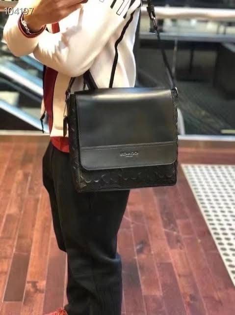 New Coach Bag In Signature Leather 🍒ขนาด 10 1/2" (L) x 10 1/2" (H) x 3" (W