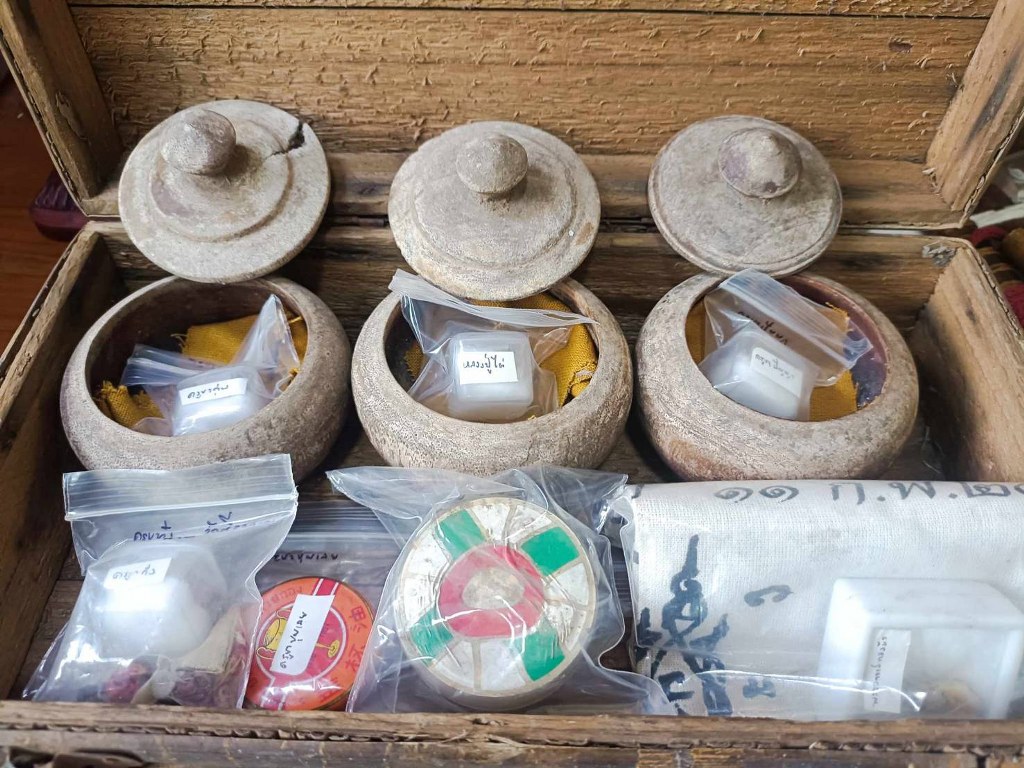 พระทันตธาตุ ครูบาสม วัดเมืองราม จ.น่าน ได้มาจากคุณวินัย อายุ 84 ปี อดีตนายอำเภอหลายพื้นที่ ได้พระทันตธาตุนี้มาปี 2542 จากนายสมชาย เป็นลูกน้อง ปัจจุบันนายสมชายเสียชีวิตแล้ว นายสมชายได้รับมาจากพระรับใช้ครูบาสม ซึ่งได้รับพระทันตธาตุมาจากมือครูบาสม