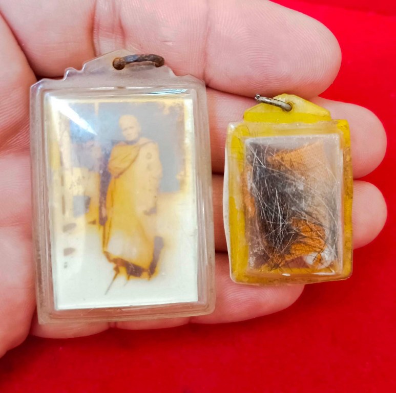 พระทันตธาตุ จีวร เกศา รูปถ่าย หลวงปู่แหวน วัดดอยแม่ปั๋ง เลี่ยมโบราณ ไม่น้อยกว่า 40 ปี เจ้าของเดิมเป็นศิษย์รับใช้หลวงปู่แหวน เป็นครูที่ อ.พร้าว ชื่อคุณพ่อประจักษ์ อายุ 95 ปี ปัจจุบัน (พ.ศ.2566) ยังมีชีวิตอยู่ ท่านเคยรับใช้หลวงปู่แหวน ช่วงปี 2524-2528