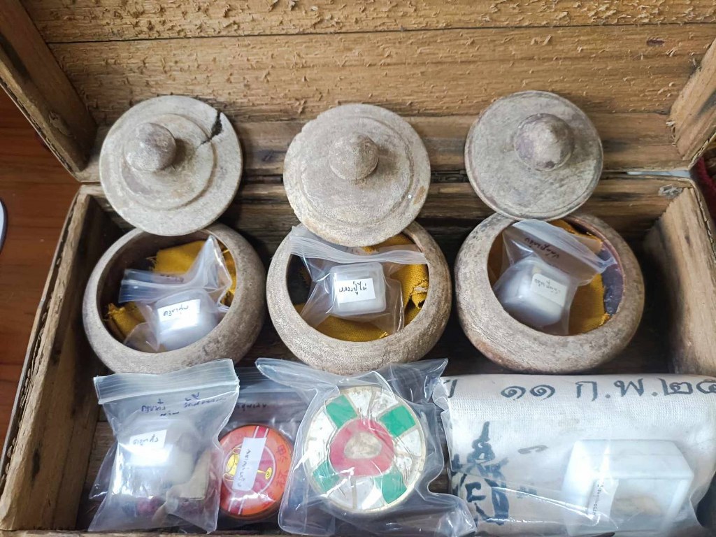 พระทันตธาตุ ครูบาสม วัดเมืองราม จ.น่าน ได้มาจากคุณวินัย อายุ 84 ปี อดีตนายอำเภอหลายพื้นที่ ได้พระทันตธาตุนี้มาปี 2542 จากนายสมชาย เป็นลูกน้อง ปัจจุบันนายสมชายเสียชีวิตแล้ว นายสมชายได้รับมาจากพระรับใช้ครูบาสม ซึ่งได้รับพระทันตธาตุมาจากมือครูบาสม