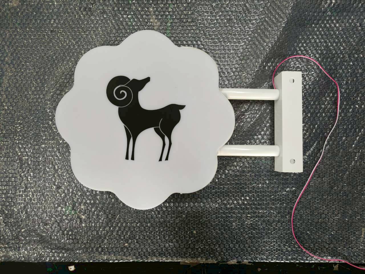 ป้ายกล่องไฟอะคริลิคแสงออกรอบตัว