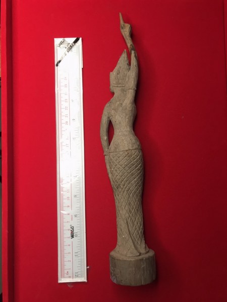 เจ้าแม่จามเทวี ไม้แกะ มีรอยจารหลวงปู่ ได้มาจากเชาวกะเหรี่ยง แม่วาง จ.เชียงใหม่ เคยไปช่วยหลวงปู่สร้างวัด