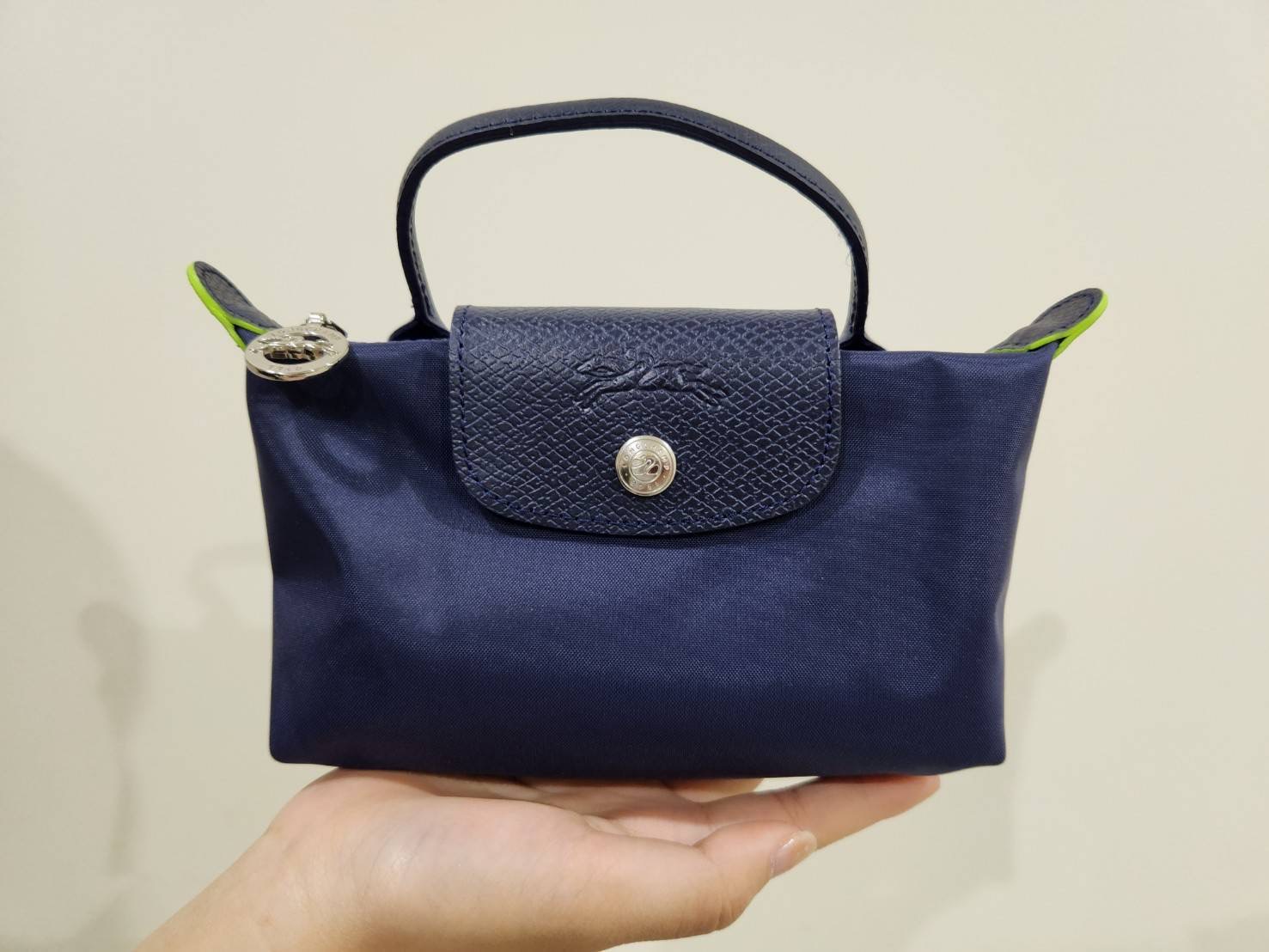 New Longchamp Le pliage Pouch with handle สุดฮิต ตัวกระเป๋ามีแค่หูถือ ลูกค้าสามารถซื้อสามารถยาวมาสะพายเป็น cross body เองได้ค่ะ ขนาด 17cm(L) x 11cm(H) x 5.5cm(W)