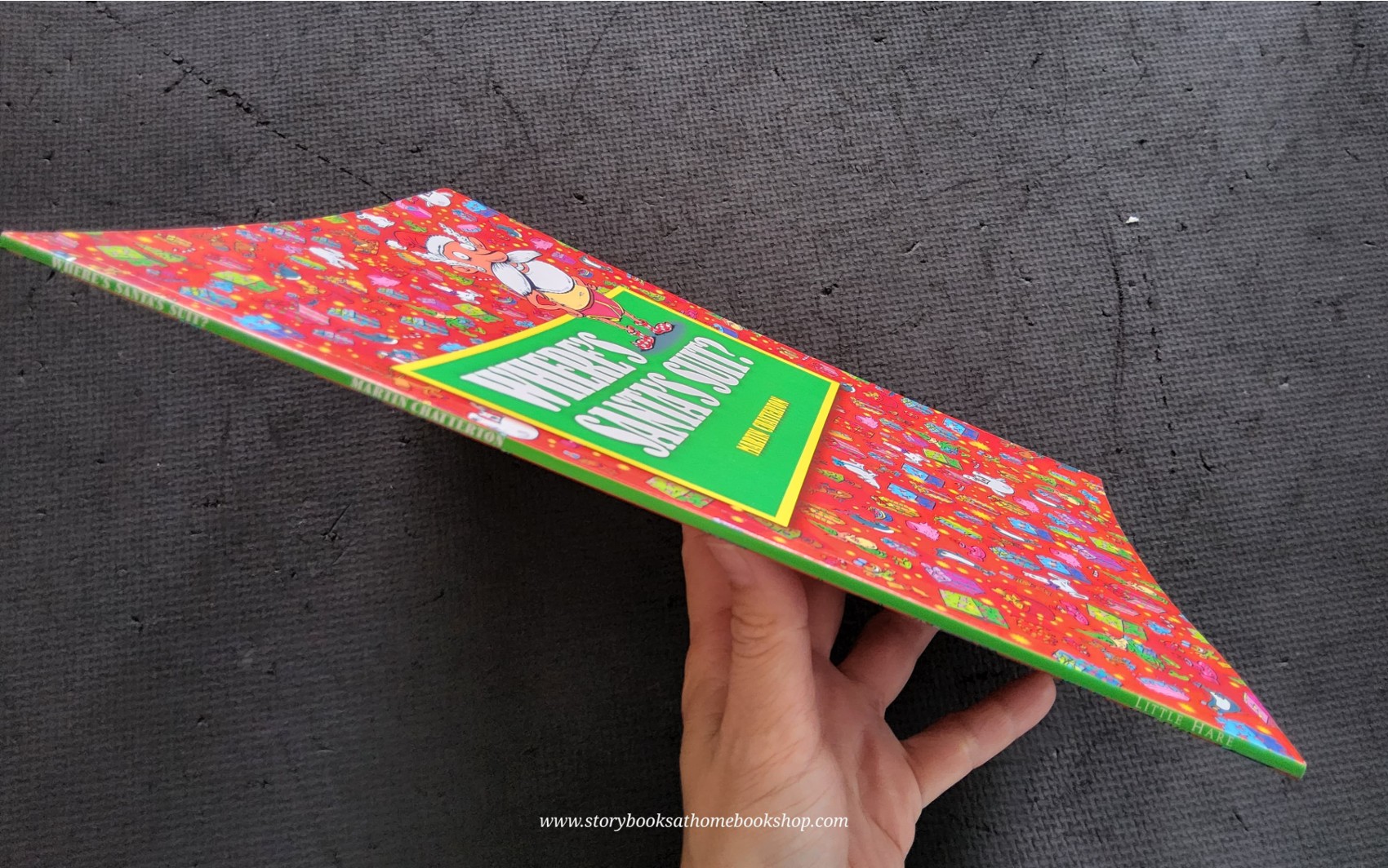 PUZZLE BOOK** ðð WHERE'S SANTA'S SUIT?