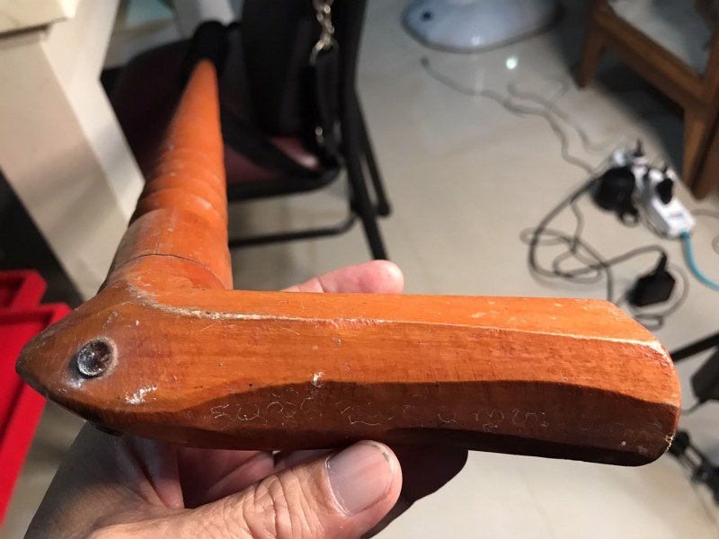 ไม้เท้าครูบาชัยยะวงศานี้ มีรอยจารของหลวงปู่ครูบาชัยยะวงศา สวยงาม ท่านรองเจ้า อาวาสท่านเป็นผู้เก็บไว้ ปัจจุบันนี้ท่านรองเจ้าอาวาสได้ไปเป็นเจ้าอาวาสในวัดที่จังหวัดตาก มา 4 ปีแล้ว (2565)