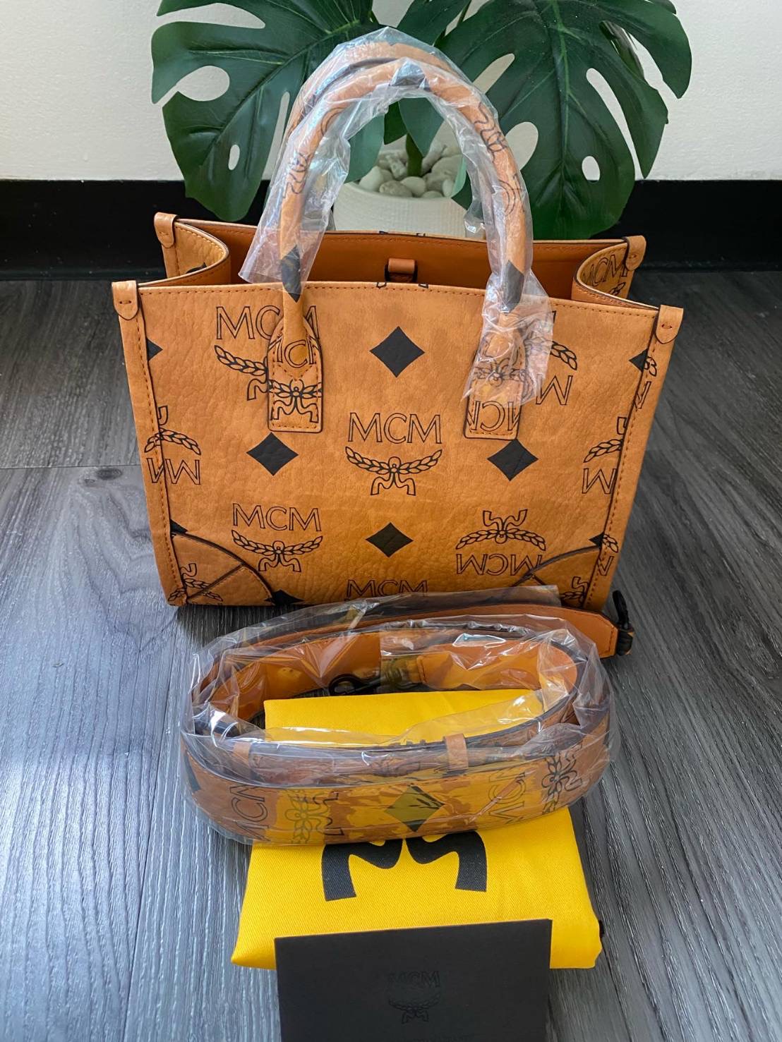 NEW MCM Small München Tote in Maxi Visetos .Sz. 9” (L) x 7” (H) x 3” (D)