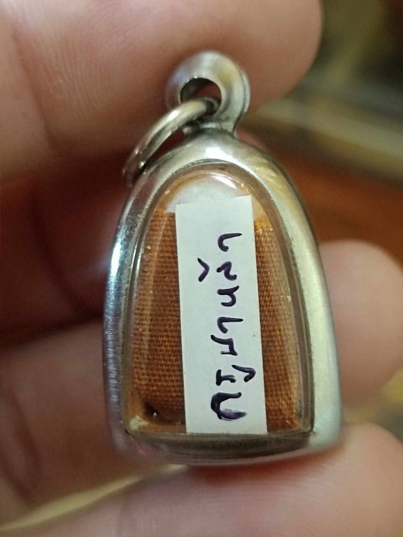 พระทันตธาตุหลวงปู่หล้า นี้ได้จากกำนันคำ อดีตกำนันบ้านปากกอง อ.สารภี จ.เชียงใหม่ ปัจจุบันอายุ 86 ปี (บันทึก พ.ศ.2566) กำนันคำเล่าว่าท่านเคยรับใช้หลวงปู่หล้าในช่วงปี 2530 ส่วนพระทันตธาตุองค์นี้ท่านได้รับมาจากมือหลวงปู่หล้า เมื่อปี 2533