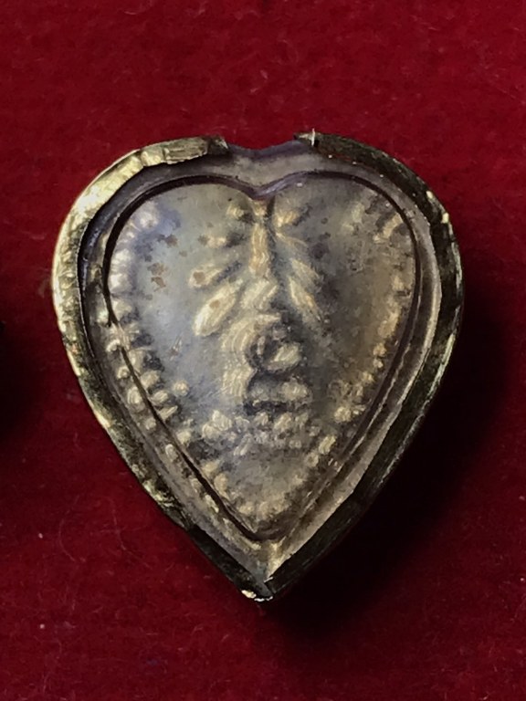 ล็อกเกตหลวงปู่แหวน ประมาณปี 252x ร้านทองสร้างถวาย เป็นทอง 90 บาง ๆ มีโค้ดร้านทอง จำนวน ๓ องค์