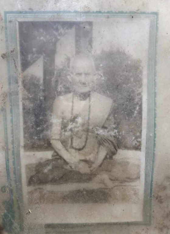 พระทันตธาตุ พร้อมรูปถ่ายครูบาเผือก วัดบ้านชั่งแปลง8 ดอยเต่า จ.เชียงใหม่ ได้จากคุณแม่เล็ก อายุ 63 ปี อาชีพขายปลาสดในตลาด อ.ดอยเต่า คุณแม่ได้สืบมาจากพ่อมูล หรือปู่มูล ท่านเป็นคน อ.ดอยเต่า เป็นศิษย์และหลานครูบาเผือก ท่านได้พระทันตธาตุนี้มาเมื่อปี 2515