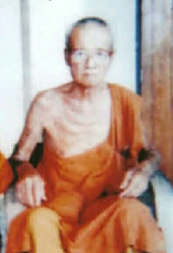 พระทันตธาตุ ครูบาจันทร์ติ๊บ วัดชัยชนะ จ.ลำพูน ้เจ้าของเดิมคือปู่ทวี อายุน่าจะ 80 ปี หากยังไม่เสียชีวิต (ปัจจุบันเสียชีวิตแล้ว) บันทึก พ.ศ.2568 ปู่ทวี ทำธุรกิจหลายอย่างใน จ.ลำพูน เปิดร้านอาหาร ขายข้าวสาร อื่น ๆ