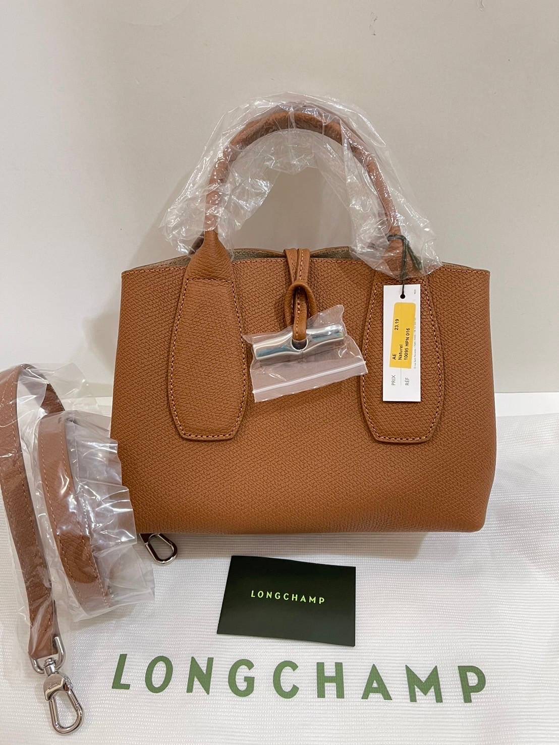 New Longchamp ROSEAU S HANDBAG สีน้ำตาล Naturel สวยคลาสสิค สะพายได้ทุกโอกาส มีสายยาว Crossbodyได้ สะพายเที่ยววันหยุดชิวๆฟิวคุณหนู Dimensions : 22 cm (L) x 18 cm (H) x 11 cm (W)