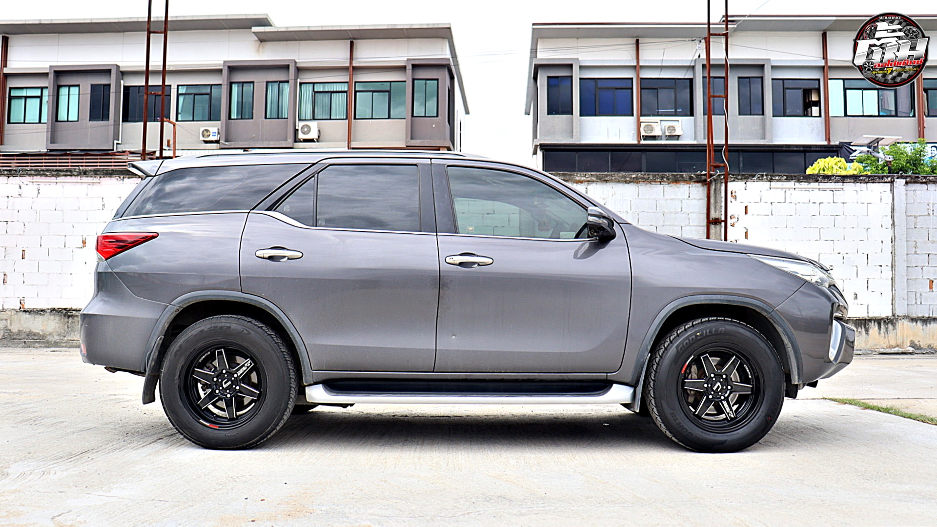 TOYOTA FORTUNER เปลี่ยนล้อยาง ล้อ COSMIS TYPE-R Revolution ขอบ18นิ้ว ยาง DCENTI GODZILLA 265/60R18 114H