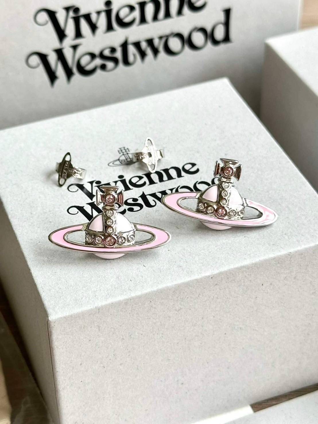 New Vivienne Westwood ต่างหู Vivienne small neo bas relief earrings สีชมพู สาวหวานเหมาะมากๆเลยน๊า