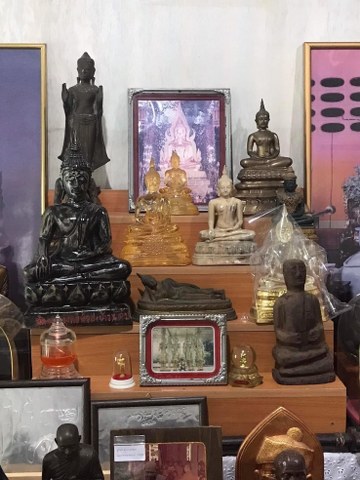 พระพุทธรูปองค์นี้แกะจากไม้เสาวิหาร ได้มาจากรองเจ้าอาวาส ซึ่งปัจจุบันท่านได้ย้ายไปเป็น เจ้าอาวาสวัดที่จังหวัดตาก มา 4-5 ปีแล้ว (บันทึกปี 2565) มีรอยแกะเขียนไว้ว่าแกะถวายท่าน เมื่อ 11 กุมภาพันธ์ 2542