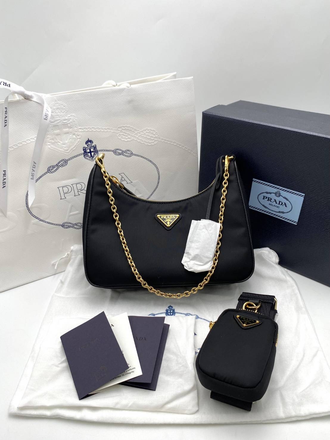 New Prada nylon *ล็อตใหม่ไม่มีการ์ดแข็ง ขนาด : Width: 22cm x Height: 18cm x Depth: 6.5cm