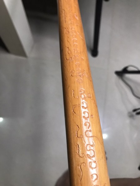 ไม้เท้าหลวงปู่ครูบาชัยยะวงศา วัดพระพุทธบาทห้วยต้ม จารตลอดด้าม ด้ามนี้ได้มาจากคุณลุงพิษณุฯ ชาวกะเหรี่ยงชาวห้วยต้ม คุณลุงได้มาเมื่อตอนอยู่ที่กุฏิกับหลวงปู่ จำปีไม่ได้ ผมได้เช่าวัตถุมงคลหลายอย่างมาจากคุณลุง