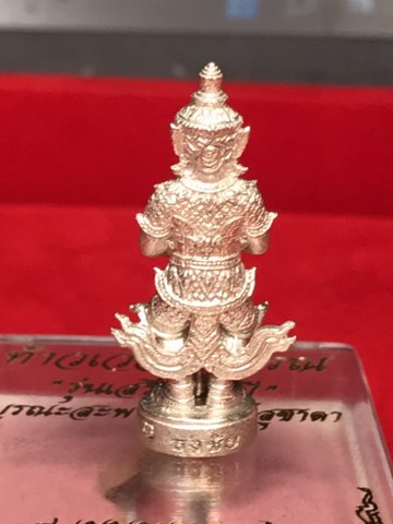 ท้าวเวสสุวัณ รุ่นเสริมบารมี เนื้อเงิน ตะบองเงินตะกรุดจารมือ เจ้าคุณธงชัยฯ วัดไตรมิตร (ลูกศิษย์หลวงพ่อเกษมฯ ท่านนัับถือหลวงพ่อเกษมฯ มาก โดยหลวงพ่อเกษมฯ ได้เคยกล่าวกับคุณะศรัทธาว่า หากอยู่ลำปางให้มาหาเรา หากอยู่กรุงเทพ ให้ไปหาเจ้าคุณธงชัย